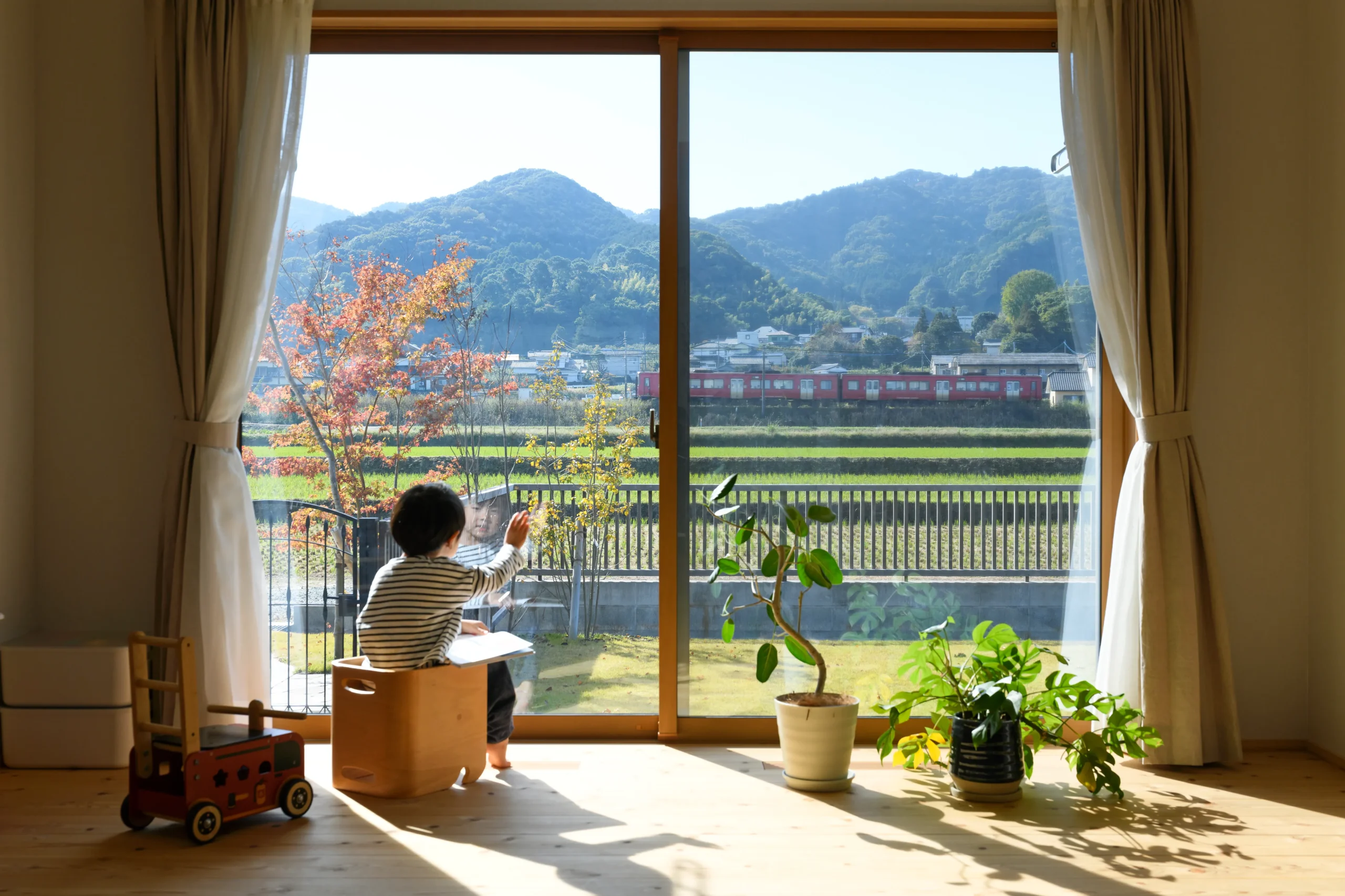 列車を眺めながら四季折々の美しさと暮らす家