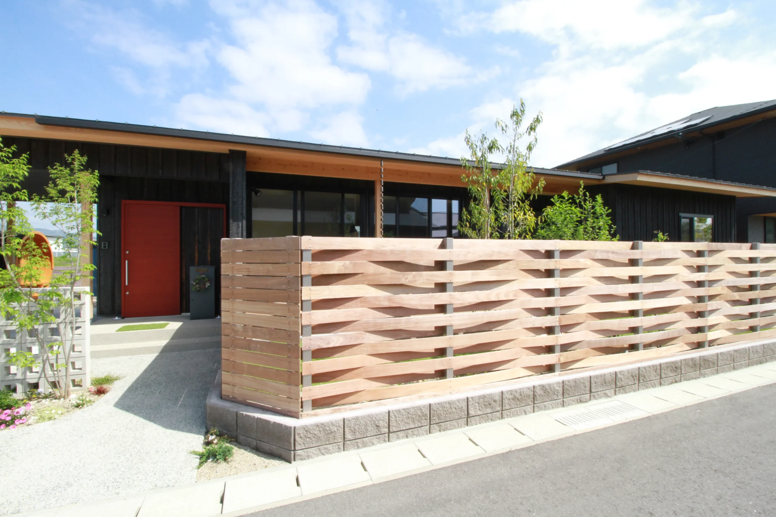 焼杉の壁×バレルサウナ、2棟目で叶えた快適な平屋
