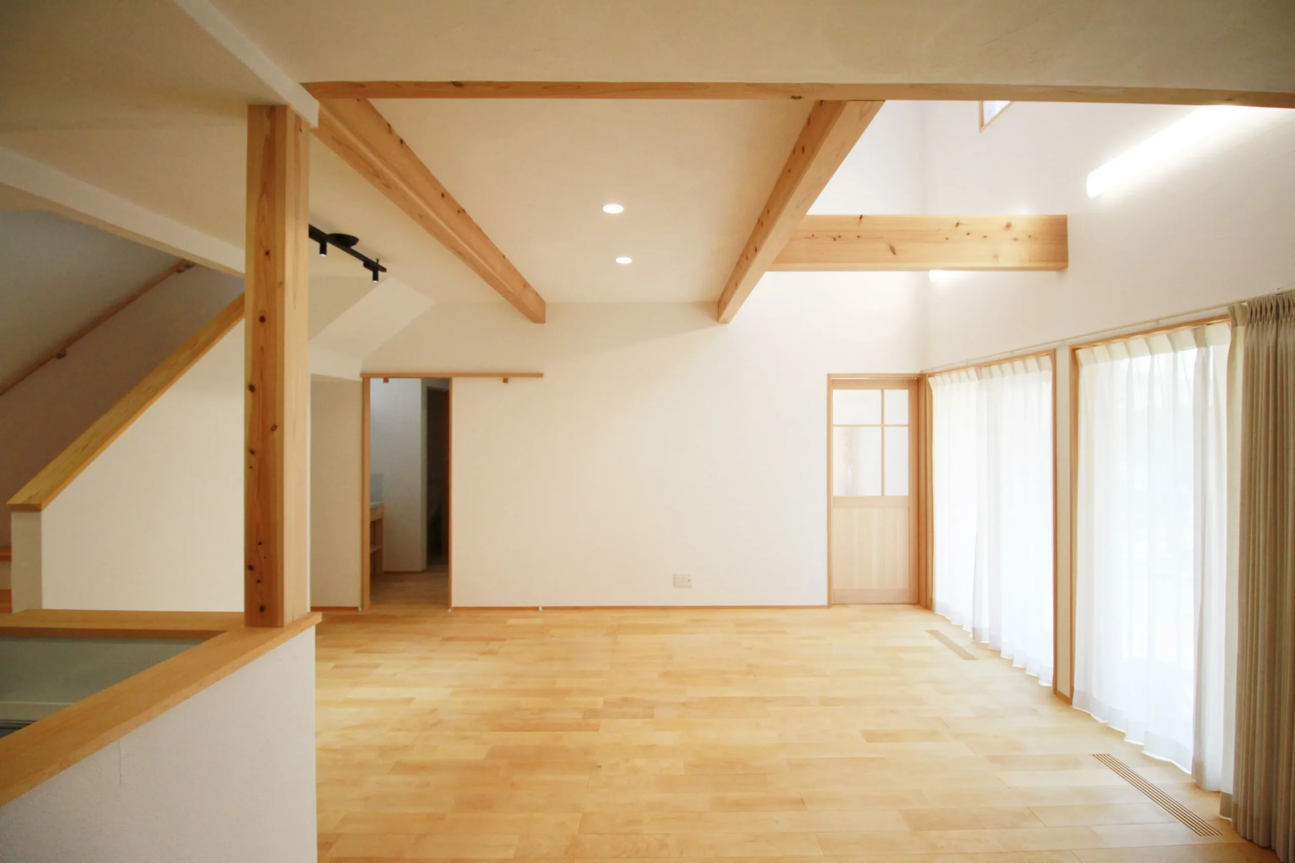 自然光のぬくもりと畳の香りが調和する家