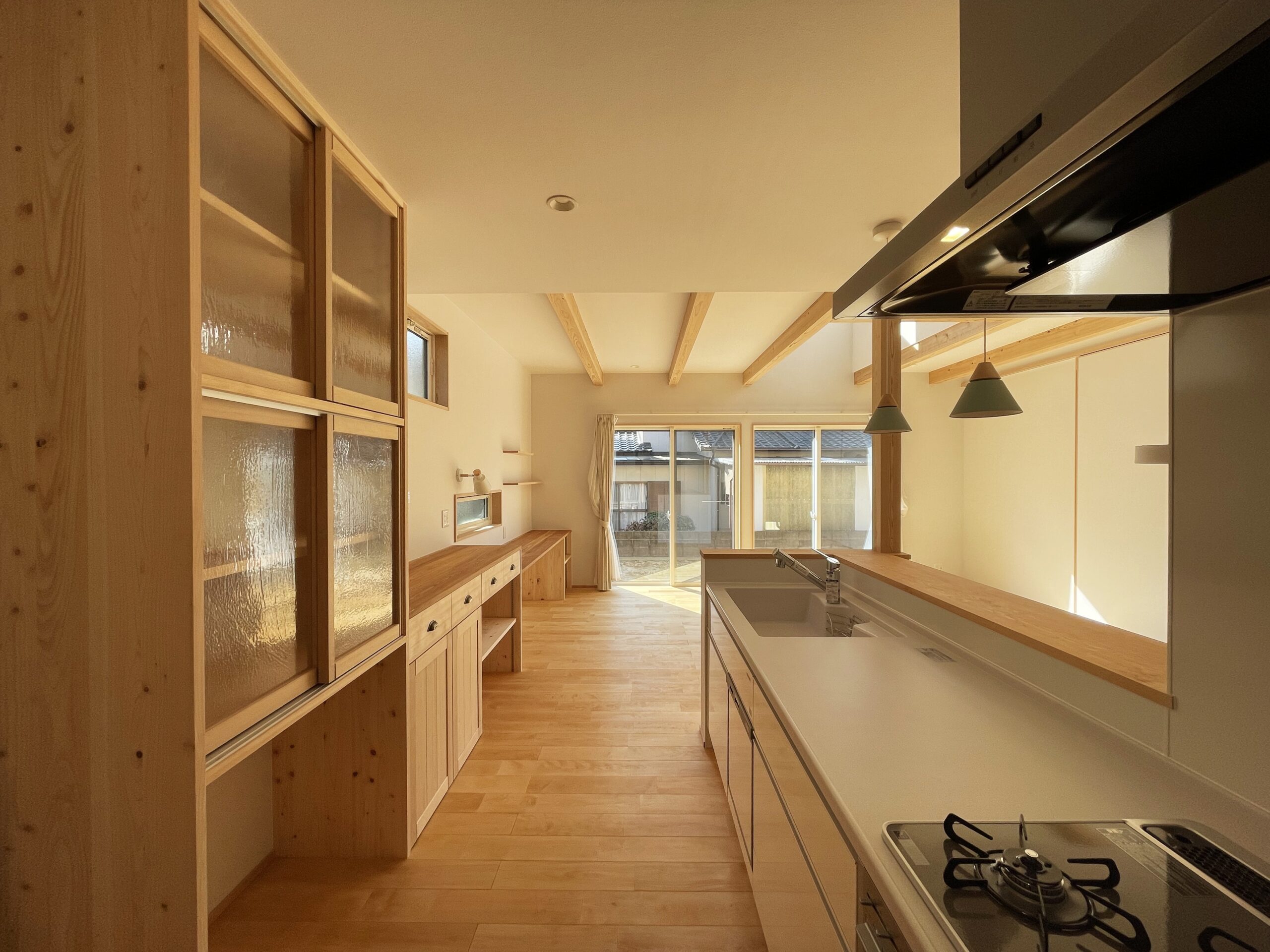 家族と穏やかな時間を過ごす、広いリビングがある家