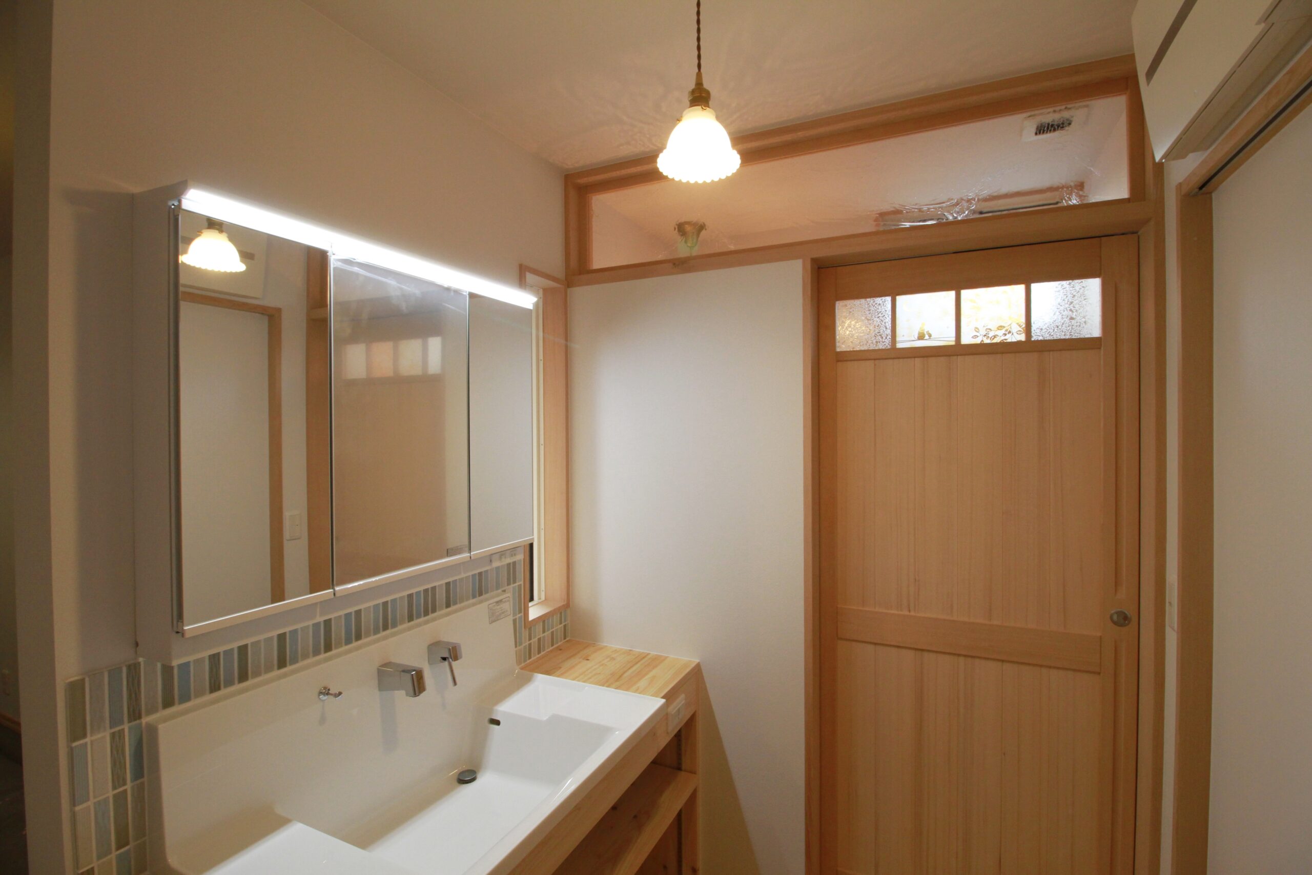 家族と穏やかな時間を過ごす、広いリビングがある家