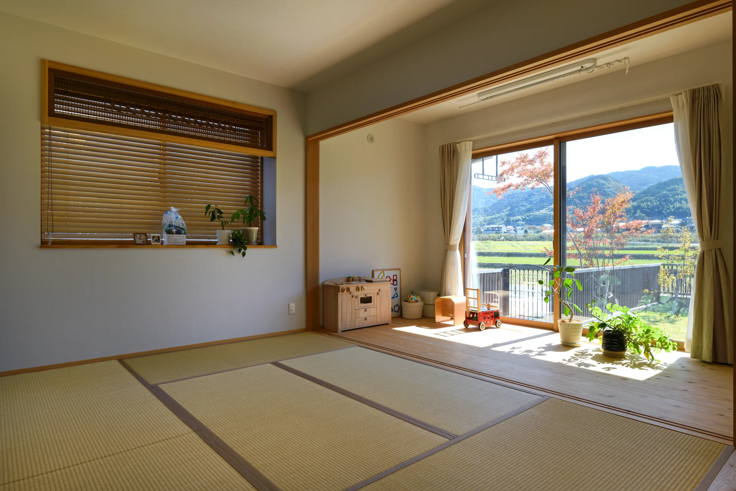 列車を眺めながら四季折々の美しさと暮らす家