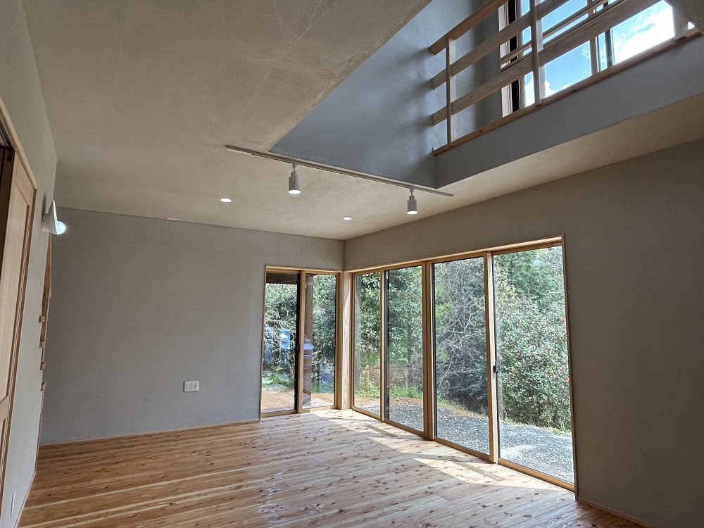 大きな窓から四季を感じる暮らし