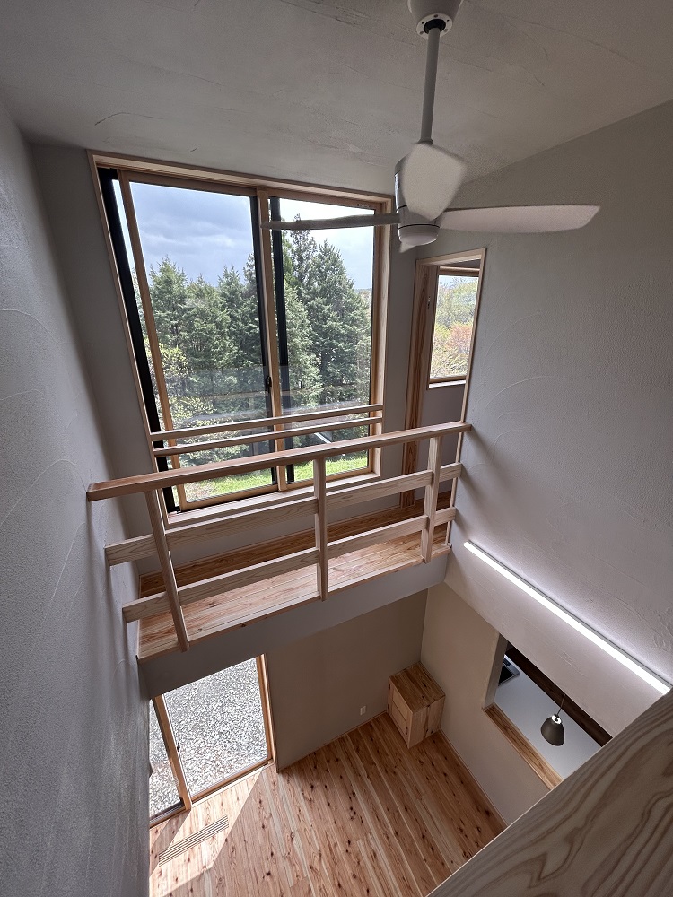 大きな窓から四季を感じる暮らし