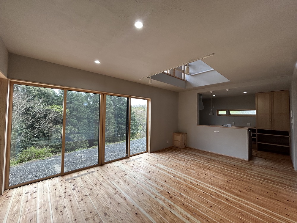 大きな窓から四季を感じる暮らし