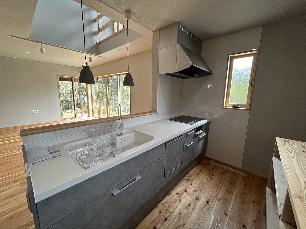 大きな窓から四季を感じる暮らし