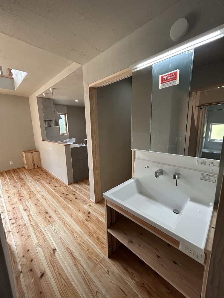 大きな窓から四季を感じる暮らし